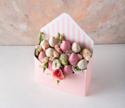 Alternative view of Roses and Strawberry Box