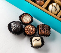 30 pcs assorted chocolates in gift box - Image 3