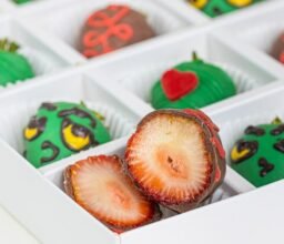 The Grinch Chocolate Strawberries - Image 3