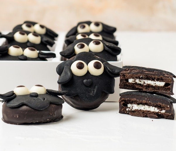 Dark chocolate EID Special Oreos - Image 2