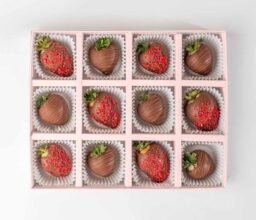 Alternative view of Milk chocolate Strawberries '24 Collection