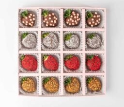 Alternative view of 16 chocolate Strawberries '24 Collection
