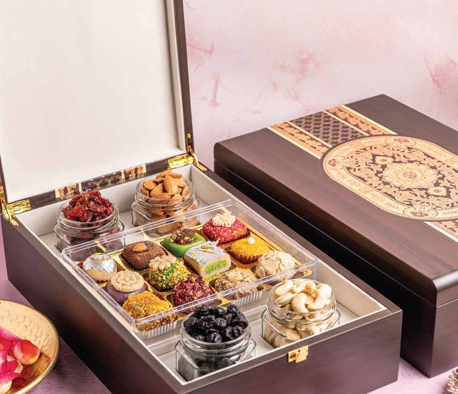 Wooden 4 Jar Sweets & Nutty Box